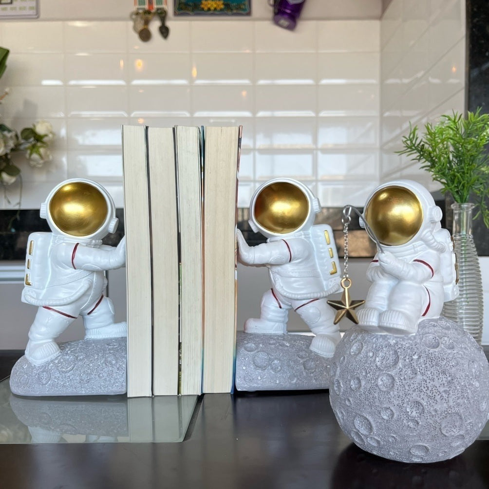 Exploradores Cósmicos: Escultura de Astronautas Suporte para Livros