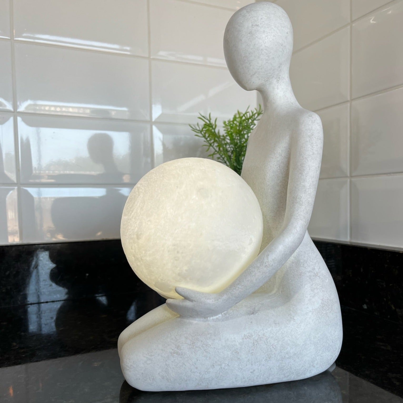 Serena Iluminação: Luminária Escultura em Resina Mulher Meditando