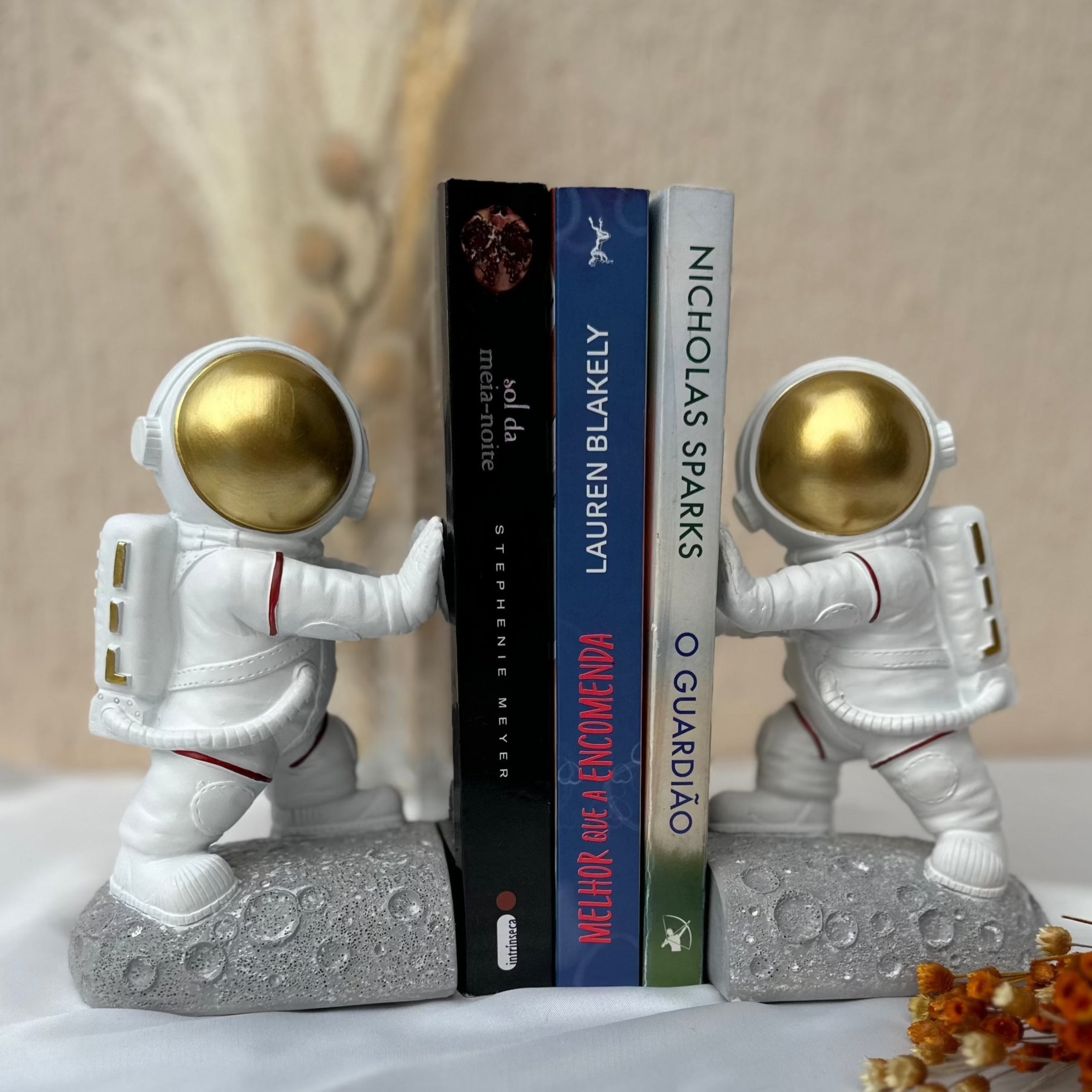 Exploradores Cósmicos: Escultura de Astronautas Suporte para Livros